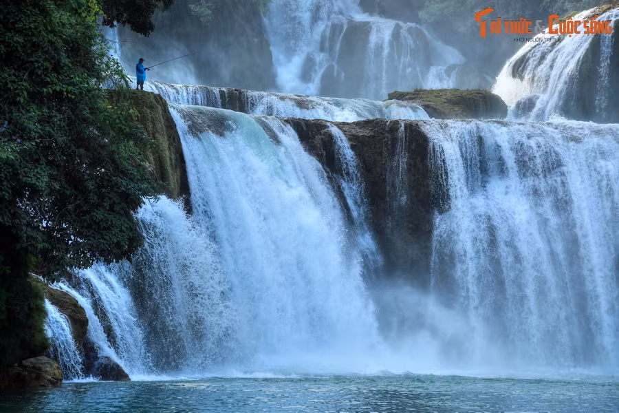 Trước khung cảnh hùng vĩ của dòng thác, sự hiện diện của con người trở nên vô cùng bé nhỏ. Đắm mình vào khung cảnh thiên nhiên tráng lệ ở nơi đây, du khách sẽ ngỡ như mình đang lạc vào một chốn địa đàng trần thế.