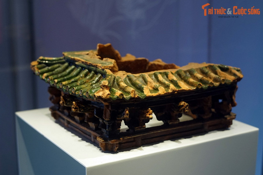 6. Bảo vật quốc gia Mô hình kiến trúc thời Lê Sơ là một hiện vật có giá trị đặc biệt trong việc nghiên cứu kiến trúc cổ Việt Nam. Hiện vật này là phần còn lại (gồm một phần của bộ mái và bộ khung kết cấu) của một mô hình hoàn thiện làm bằng gốm.