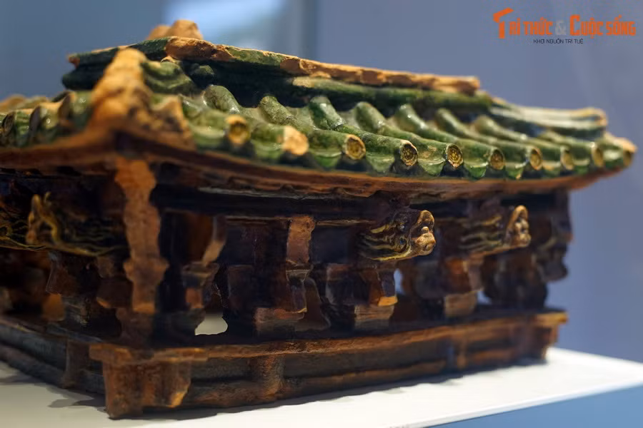 Dù không còn nguyên vẹn, mô hình kiến trúc thời Lê sơ cho thấy rõ nét hệ cột, hệ xà, hệ đấu củng của kiến trúc thời bấy giờ. Trong đó, hình tượng rồng xuất hiện ở đầu dư (bộ phận đỡ mái kiến trúc), được tạo hình khá sinh động và tỉ mỉ.