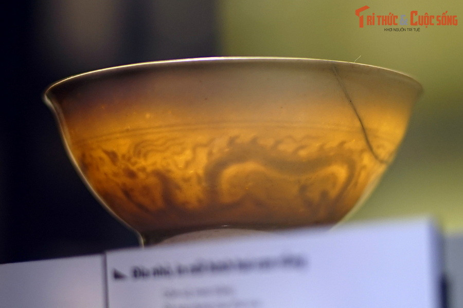 Chân đế cao, thành rất mỏng, được ví “như vỏ trứng”, xương trắng đục, men trong, hoa văn in nổi trong lòng trước khi phủ men. Độ trong của xương gốm rất cao, ánh sáng có thể xuyên qua. Đặc điểm này phản ánh kỹ thuật chế tác rất cao của các nghệ nhân gốm cung đình thời bấy giờ.