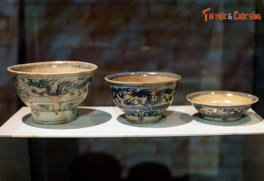 5. Bảo vật quốc gia Sưu tập bát, đĩa gốm hoa lam ngự dụng thời Lê sơ là một bộ sưu tập gồm bảy chiếc với hai chiếc bát và năm chiếc đĩa có niên đại từ thời Lê sơ, thế kỷ 15-16. Các hiện vật này từng là đồ dùng của nhà vua và thân quyến ở kinh thành Thăng Long thời kỳ này.