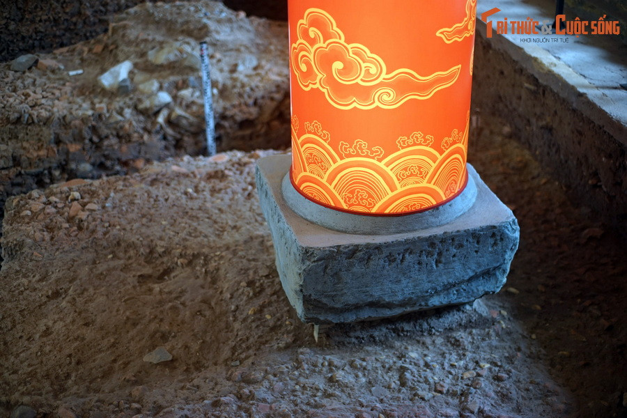 Theo bản báo cáo, trong quá trình khai quật, các nhà khảo cổ làm phát lộ 28/60 vị trí móng cột, có thể suy đoán điện Kính Thiên xưa có 9 gian, diện tích rất lớn, khoảng 1.350 m2.