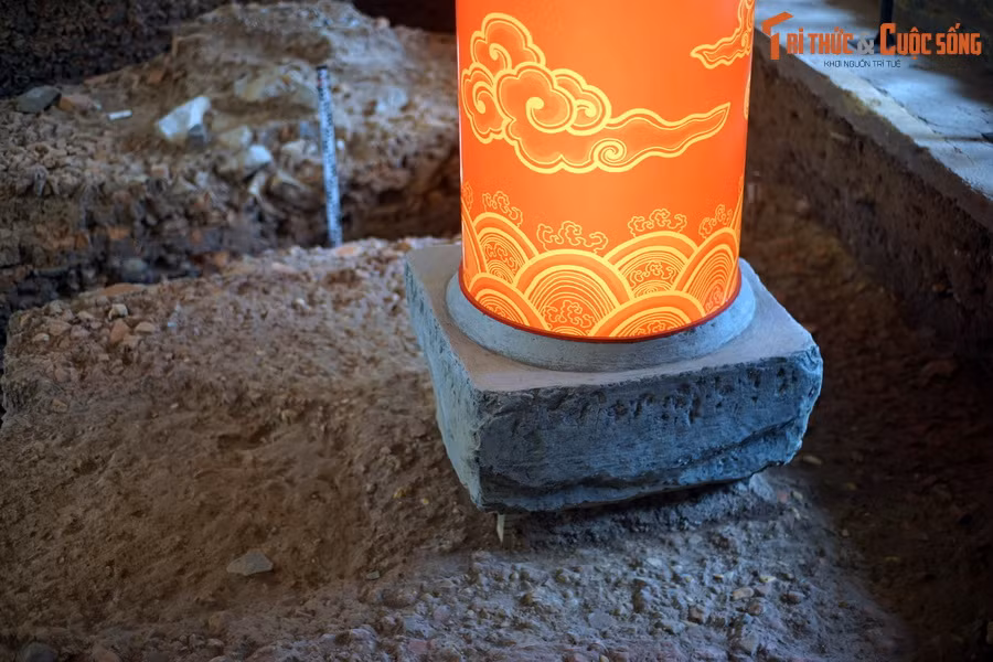 Theo bản báo cáo, trong quá trình khai quật, các nhà khảo cổ làm phát lộ 28/60 vị trí móng cột, có thể suy đoán điện Kính Thiên xưa có 9 gian, diện tích rất lớn, khoảng 1.350 m2.