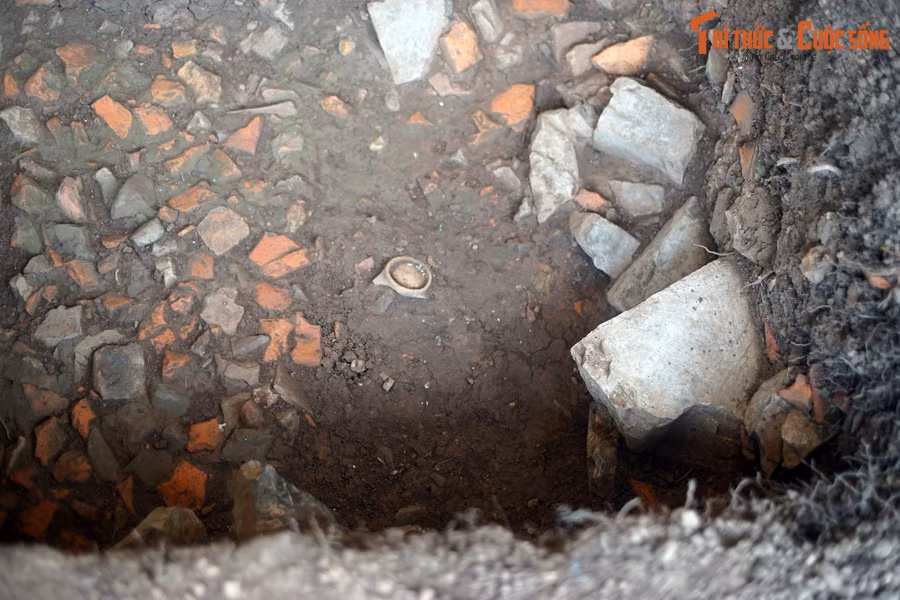 Cung điện đồ sộ này được lợp ngói rồng, hệ khung gỗ sơn son thếp vàng và họa tiết trang trí vô cùng đặc sắc, theo kết quả nghiên cứu trước đó về bộ mái, hệ khung gỗ kiến trúc điện Kính Thiên.