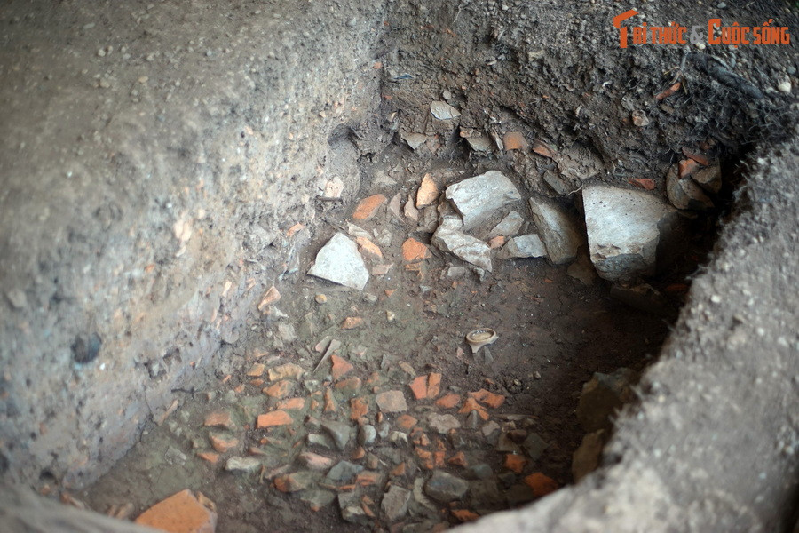 Sau khi chiếm thành Hà Nội, khoảng năm 1888-1889, quân viễn chinh Pháp đã phá bỏ điện Long Thiên thời Nguyễn và nền móng điện Kính Thiên thời Lê để xây nhà pháo binh.