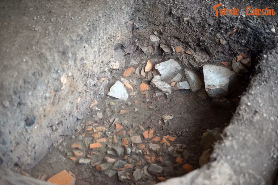 Sau khi chiếm thành Hà Nội, khoảng năm 1888-1889, quân viễn chinh Pháp đã phá bỏ điện Long Thiên thời Nguyễn và nền móng điện Kính Thiên thời Lê để xây nhà pháo binh.