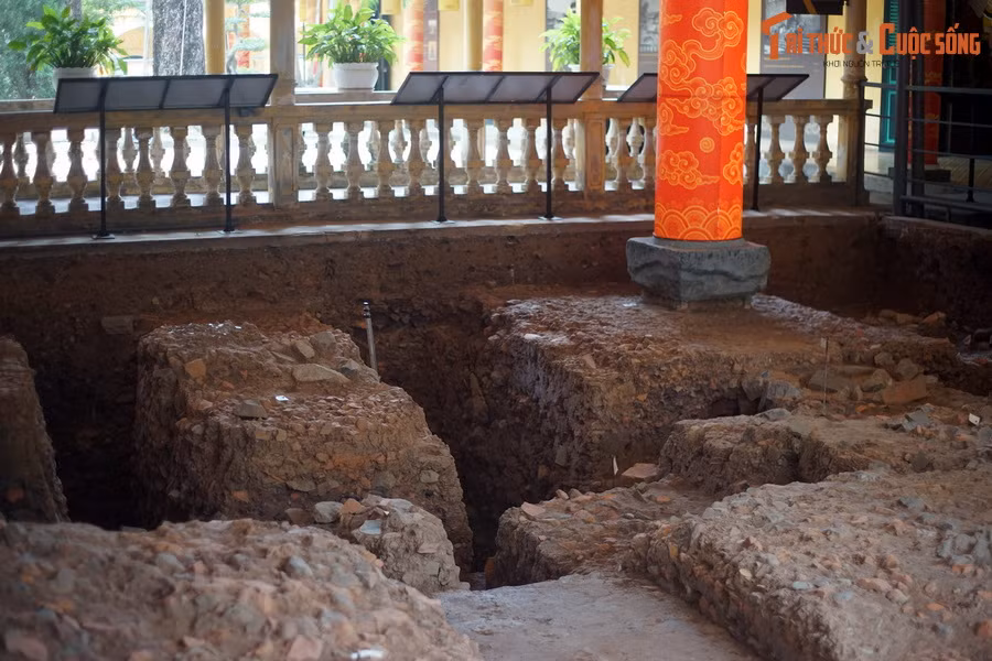 Ngược dòng thời gian, vào năm 1428, cuộc khởi nghĩa Lam Sơn do Lê Lợi lãnh đạo đã toàn thắng. Ông về thành Thăng Long, lên ngôi hoàng đế với niên hiệu Lê Thái Tổ. Tại đây, ông cho dựng điện Kính Thiên, lấy đó làm chính điện của kinh đô.