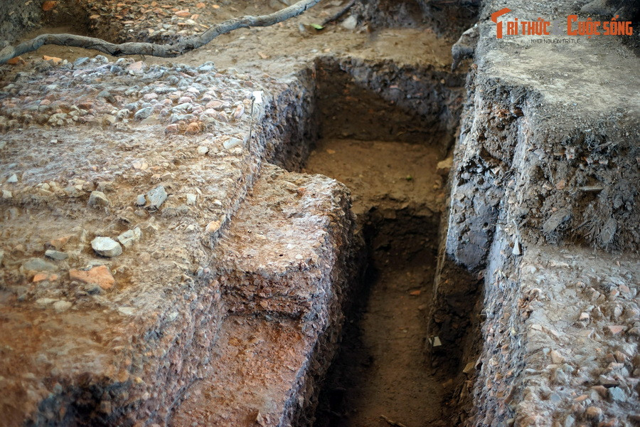 Báo cáo sơ bộ kết quả khai quật được công bố cuối năm 2023 cho biết, tại vị trí các hố khai quật thăm dò địa tầng nền điện dày trên 3 mét đã xuất lộ dấu vết kiến trúc thời Lê sơ (thế kỷ 15-16), thời Lê Trung hưng (thế kỷ 17-18) và thời Nguyễn (thế kỷ 19-20).