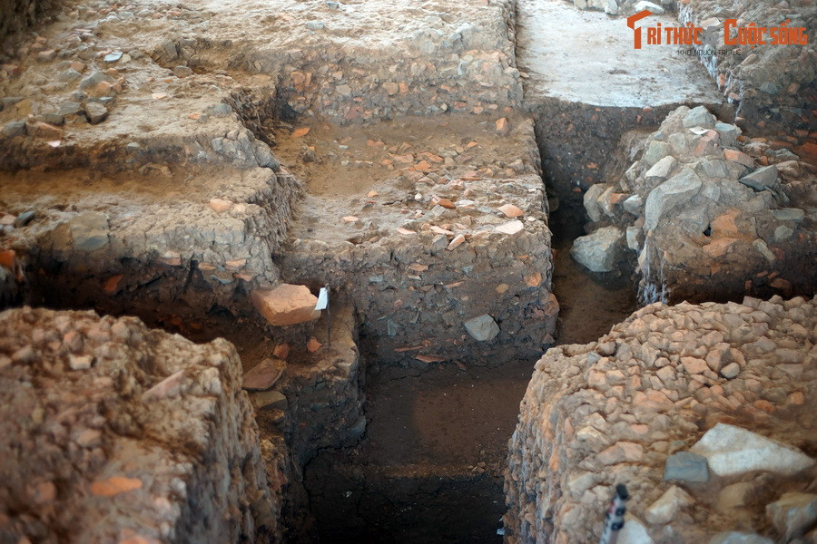 Năm 1465, vua Lê Thánh Tông cho xây dựng lại điện với quy mô tráng lệ hơn. Từ khi xây dựng, điện Kính Thiên luôn là không gian chính trị, nơi tổ chức các sự kiện trọng đại của đất nước.