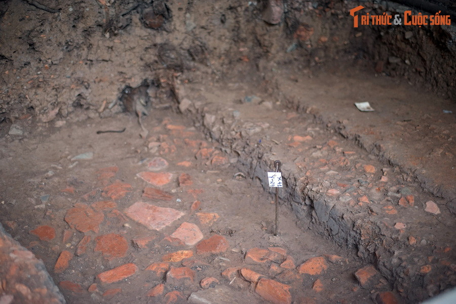 Năm 1802, nhà nguyễn lấy Huế làm kinh đô, Thăng Long chỉ còn là thủ phủ của Bắc Thành. Năm 1816, vua Gia Long cho dỡ bỏ điện Kính Thiên để xây hành cung mới. Công trình này được gọi là điện Long Thiên.