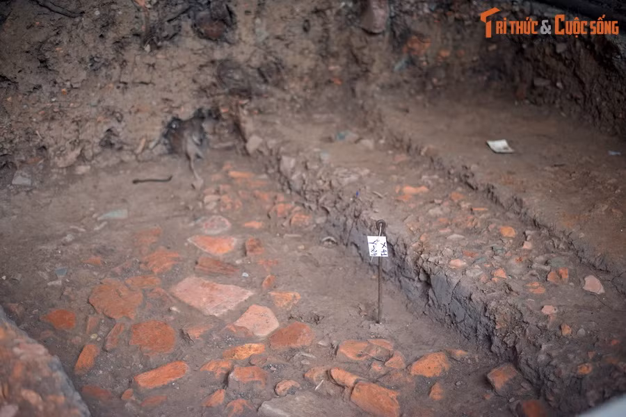 Năm 1802, nhà nguyễn lấy Huế làm kinh đô, Thăng Long chỉ còn là thủ phủ của Bắc Thành. Năm 1816, vua Gia Long cho dỡ bỏ điện Kính Thiên để xây hành cung mới. Công trình này được gọi là điện Long Thiên.