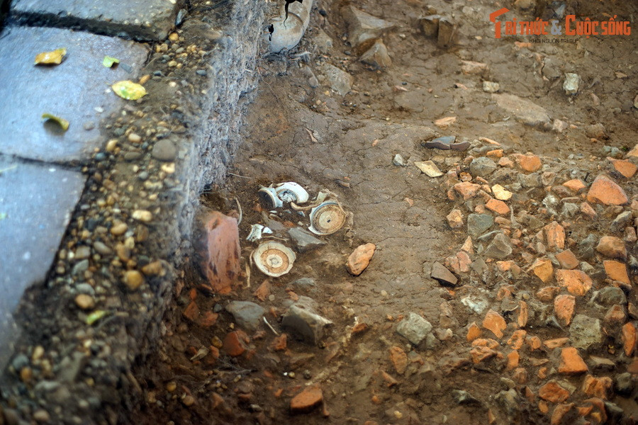 Trong tầng văn hóa có một phần dấu tích của điện Long Thiên thời Nguyễn và điện Kính Thiên thời Hậu Lê đã được xác định. Điều này cho thấy, các dấu tích chính điện còn được bảo lưu rất tốt dưới lòng đất.