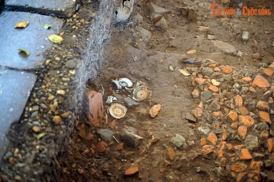 Trong tầng văn hóa có một phần dấu tích của điện Long Thiên thời Nguyễn và điện Kính Thiên thời Hậu Lê đã được xác định. Điều này cho thấy, các dấu tích chính điện còn được bảo lưu rất tốt dưới lòng đất.