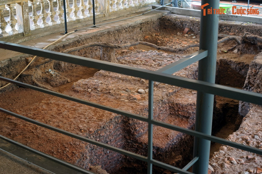 Vào năm 2023, những dấu tích của chính điện Kính Thiên – cung điện quan trọng nhất Hoàng thành Thăng Long xưa – đã lần đầu lộ diện sau một cuộc khai quật có quy mô lớn nhất từ trước đến nay.