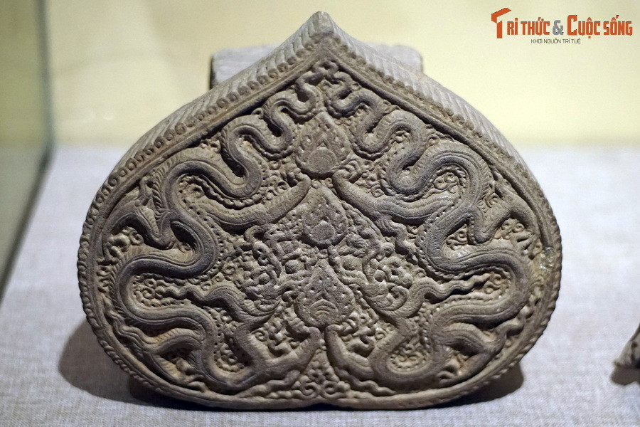 Lá đề chạm rồng bằng đá thời Lý, năm 1057, hiện vật thu thập ở chùa Phật Tích, huyện Tiên Du, tỉnh Bắc Ninh.