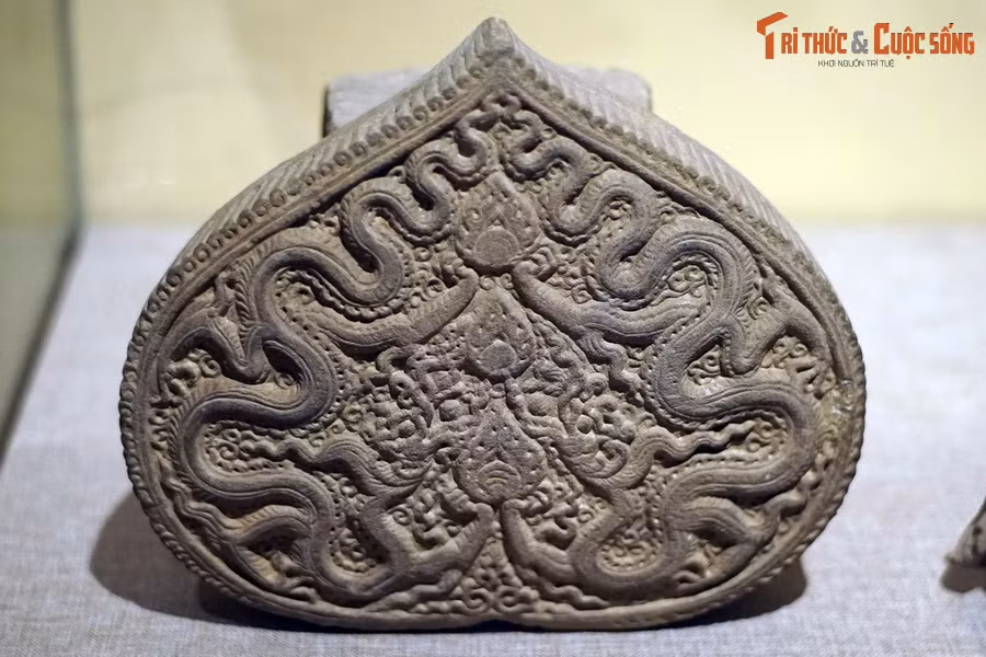 Lá đề chạm rồng bằng đá thời Lý, năm 1057, hiện vật thu thập ở chùa Phật Tích, huyện Tiên Du, tỉnh Bắc Ninh.