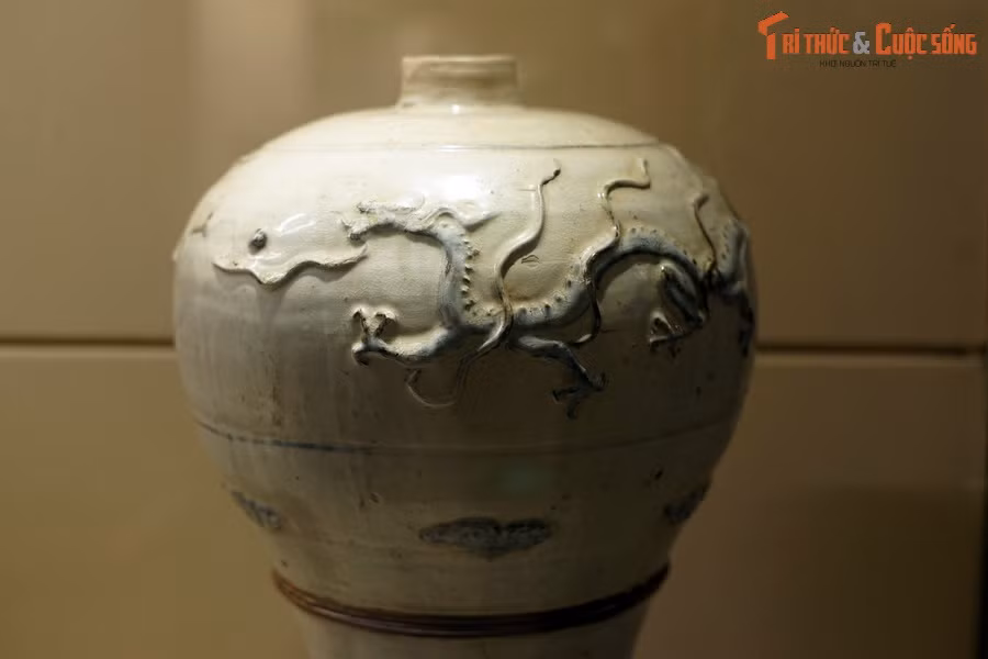 Hình rồng trên chân đèn bằng gốm men trắng vẽ nâu và lam, triều Trần - Lê Sơ, thế kỷ 14-15, đồ thờ của chùa Cói, tỉnh Vĩnh Phúc.