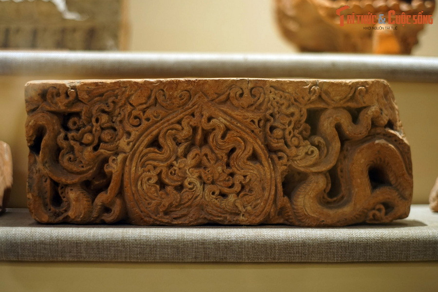 Gạch đất nung có hình rồng và phượng trong lá đề, triều Lý, thế kỷ 11-13.