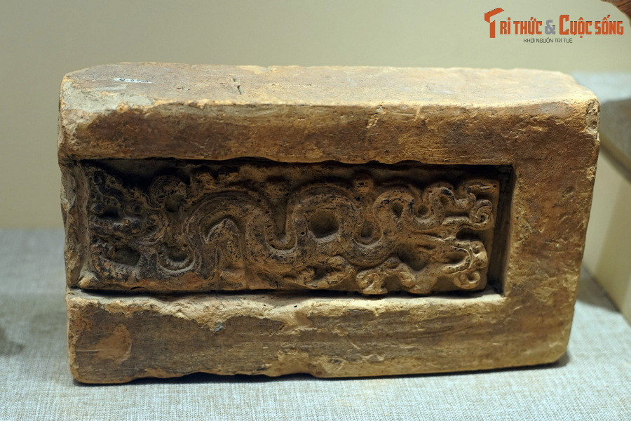 Gạch trang trí rồng bằng đất nung, triều Trần - Hồ, thế kỷ 14-15.