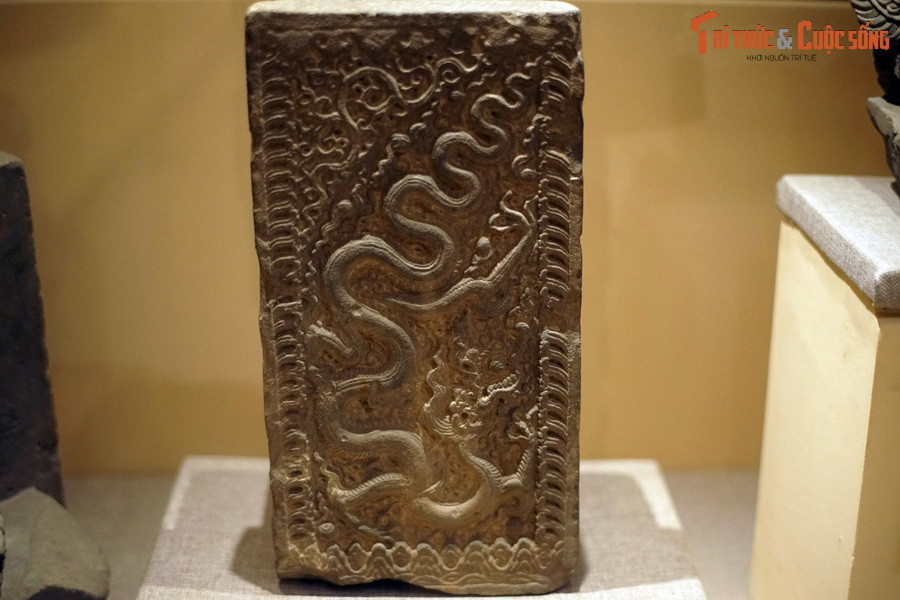 Đố cửa trang trí rồng bằng đá thời Lý, năm 1057, hiện vật thu thập ở chùa Phật Tích, huyện Tiên Du, tỉnh Bắc Ninh.