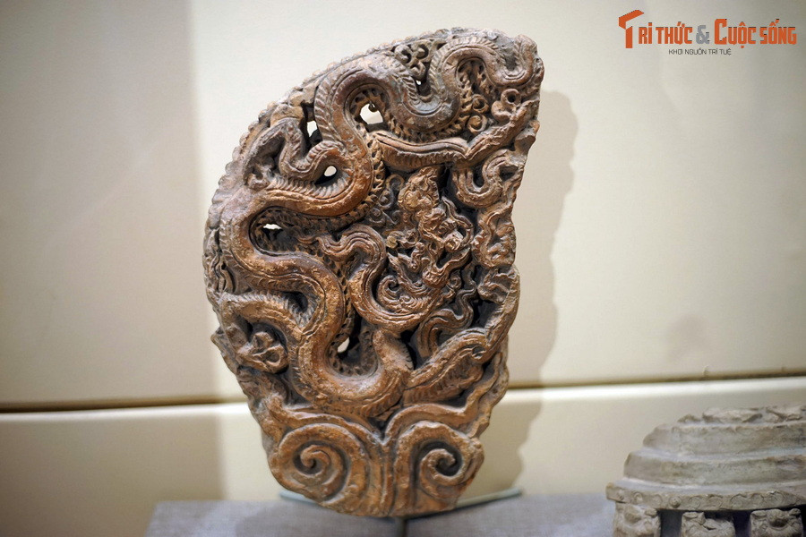 Vật liệu trang trí kiến trúc có hình rồng trong lá đề bằng đất nung, thời Trần, thế kỷ 13-14, tìm thấy ở Hoàng thành Thăng Long, Hà Nội.