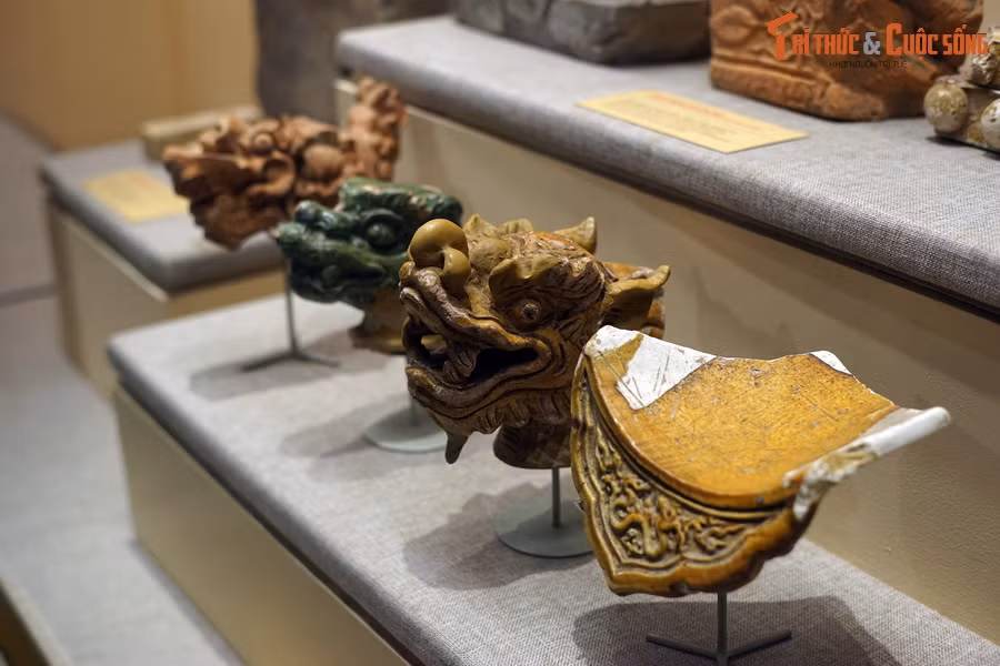 Đầu rồng và ngói trang trí rồng bằng đất nung phủ men vàng, thời Lê Sơ, thế kỷ 15, khai quật ở di tích Lam Kinh, huyện Thọ Xuân, tỉnh Thanh Hóa.