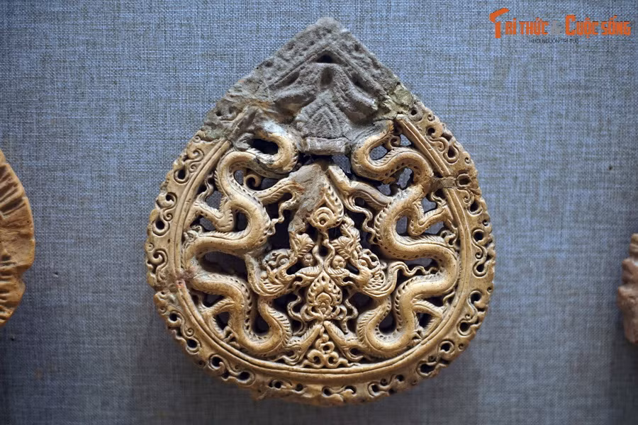 Lá đề trang trí rồng bằng đất nung, triều Lý - Trần, thế kỷ 11-14.