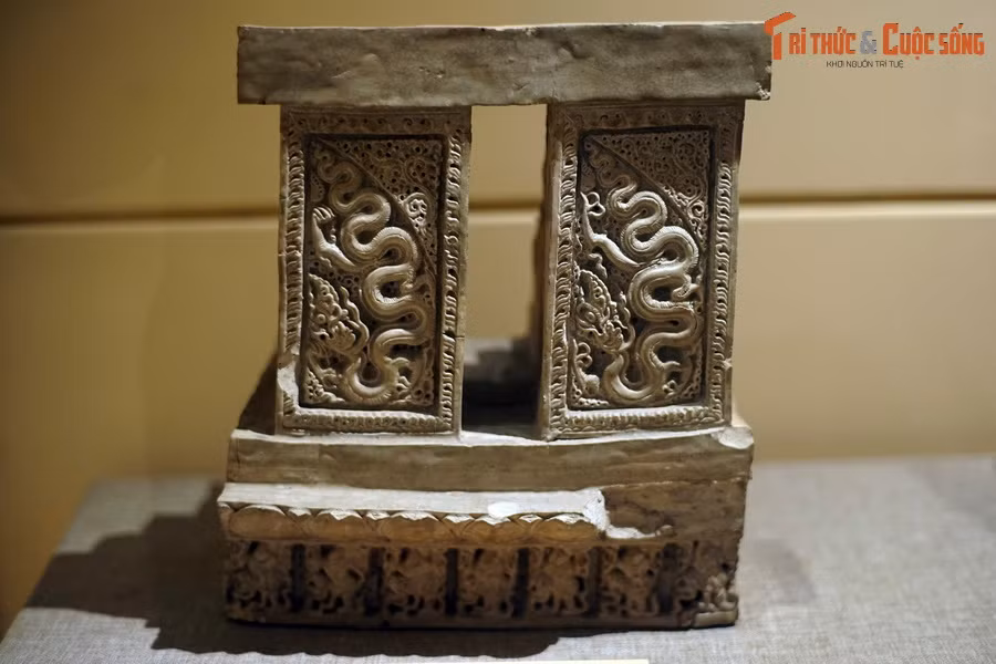 Gạch xây tháp trang trí hình rồng và vũ công bằng gốm men trắng, triều Lý, thế kỷ 11-13.