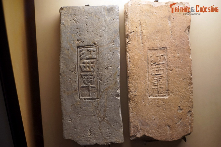 "...Đã đúng ngôi Nam, Bắc, Đông, Tây, lại tiện hướng nhìn sông, tựa núi. Địa thế rộng mà bằng, đất cao mà thoáng. Dân cư khỏi chịu cảnh khốn khổ ngập lụt, muôn vật cũng rất mực phong phú, tốt tươi...". Ảnh: Gạch chữ nhật in chữ "Giang Tây quân", thời Đại La.