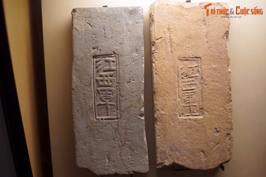 "...Đã đúng ngôi Nam, Bắc, Đông, Tây, lại tiện hướng nhìn sông, tựa núi. Địa thế rộng mà bằng, đất cao mà thoáng. Dân cư khỏi chịu cảnh khốn khổ ngập lụt, muôn vật cũng rất mực phong phú, tốt tươi...". Ảnh: Gạch chữ nhật in chữ "Giang Tây quân", thời Đại La.