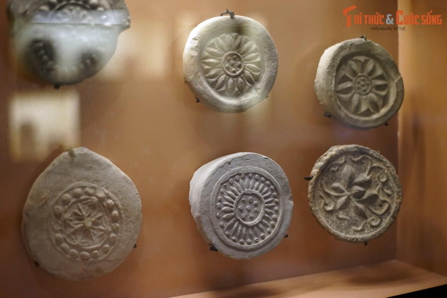 "...Xem khắp đất Việt ta, chỉ nơi này là thắng địa. Thật là chốn hội tụ trọng yếu của bốn phương đất nước, cũng là nơi kinh đô bậc nhất của đế vương muôn đời...". Ảnh: Các loại đầu ngói ống trang trí hoa văn đa dạng, thời Đại La.