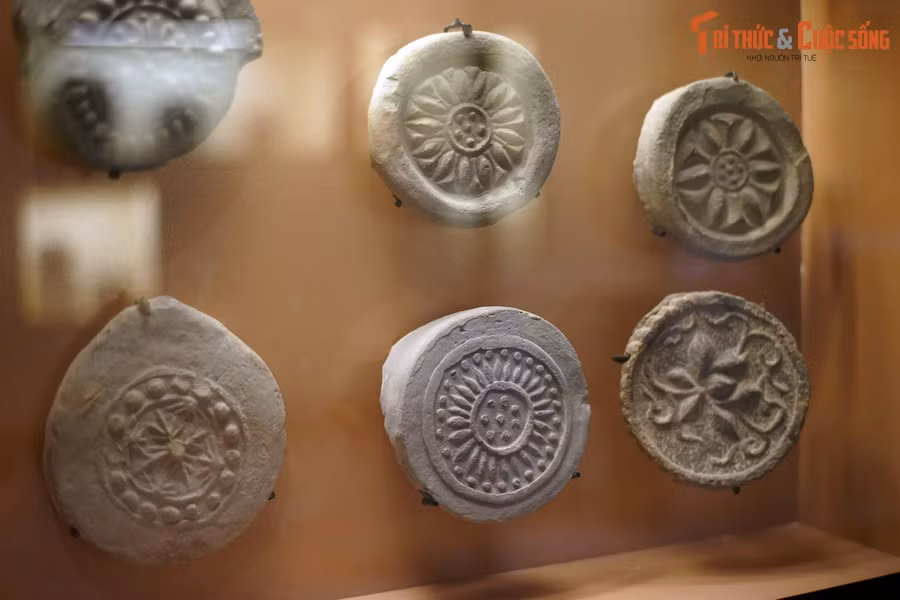 "...Xem khắp đất Việt ta, chỉ nơi này là thắng địa. Thật là chốn hội tụ trọng yếu của bốn phương đất nước, cũng là nơi kinh đô bậc nhất của đế vương muôn đời...". Ảnh: Các loại đầu ngói ống trang trí hoa văn đa dạng, thời Đại La.