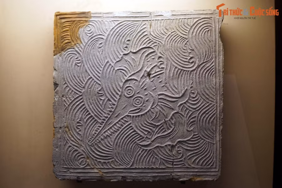 Năm 1010, Lý Công Uẩn dời đô Hoa Lư về thành Đại La, rồi đổi tên thành Thăng Long. Trong chiếu dời đô, Lý Công Uẩn viết: "... thành Đại La, kinh đô của Cao Vương, ở vào nơi trung tâm của trời đất, được cái thế rồng cuộn, hổ ngồi...". Ảnh: Gạch vuông có hình cá sấu bơi trong sóng nước thời Đại La.