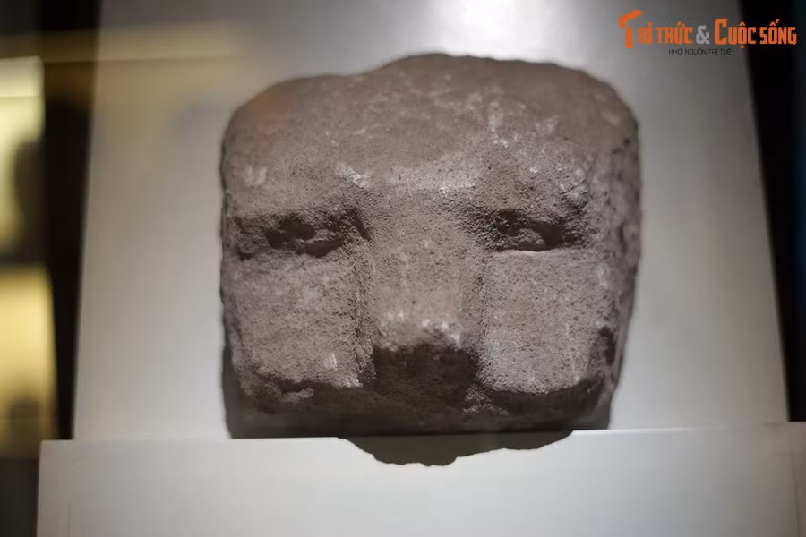 Đây là những vật chứng vô cùng quý giá của một thời kỳ lịch sử xa xôi của Thủ đô Hà Nội mà không phải ai cũng tường tận... Ảnh: Tượng mặt người trang trí kiến trúc thời Đại La.