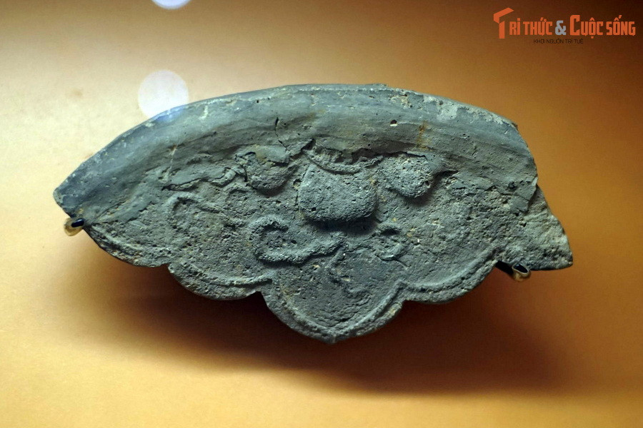 Nửa sau thế kỷ 9, tiết độ sứ Cao Biền đắp An Nam La Thành (thành Đại La). Thành Đại La do Cao Biền xây đắp có quy mô lớn nhất từ trước đến thời bấy giờ trên đất cổ Hà Nội. Ảnh: Một mảnh ngói lợp mái thời Đại La.