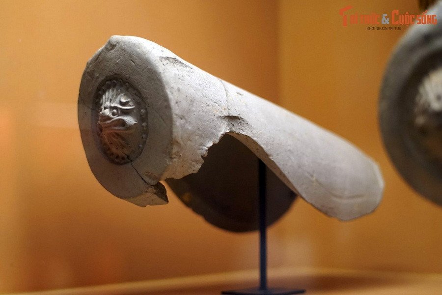 Để biết về lịch sử hình thành của thành Đại La, cần nhìn về thế kỷ 5, khi chế độ phong kiến phương Bắc lập một huyện mới trên vùng đất trung tâm Hà Nội cổ. Đó là huyện Tống Bình. Ảnh: Ngói ống lợp góc mái, đầu trang trí linh thú, thời Đại La.