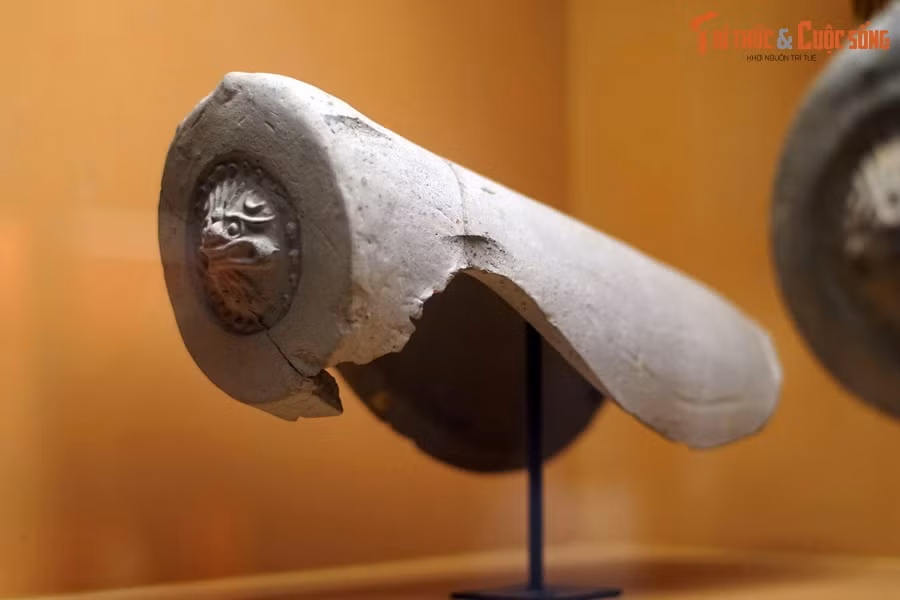 Để biết về lịch sử hình thành của thành Đại La, cần nhìn về thế kỷ 5, khi chế độ phong kiến phương Bắc lập một huyện mới trên vùng đất trung tâm Hà Nội cổ. Đó là huyện Tống Bình. Ảnh: Ngói ống lợp góc mái, đầu trang trí linh thú, thời Đại La.