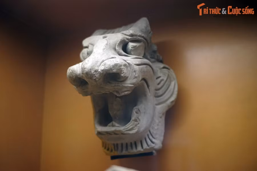 Trước khi kinh đô Thăng Long thành lập năm 1010, miền đất mà ngày nay là Thủ đô Hà Nội đã được biết đến trong sử sách với tên gọi là thành Đại La. Ảnh: Đầu tượng linh thú trang trí kiến trúc thời Đại La, khoảng thế kỷ 8-9, hiện vật của Hoàng thành Thăng Long.