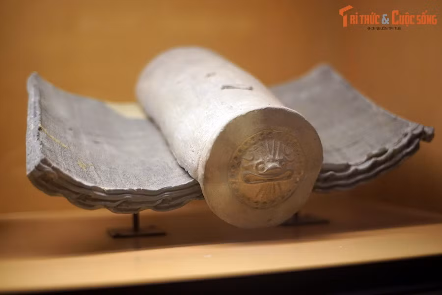 Năm 679, nhà Đường lập An Nam Đô hộ phủ gồm 12 châu, 59 huyện, bao gồm vùng Bắc Bộ đến đèo Ngang (Hà Tĩnh). Từ đó đến thế kỷ 10, Tống Bình mà trung tâm là vùng Hà Nội ngày nay trở thành trị sở của nhà Đường. Ảnh: Ngói âm dương lợp diềm mái, thời Đại La.