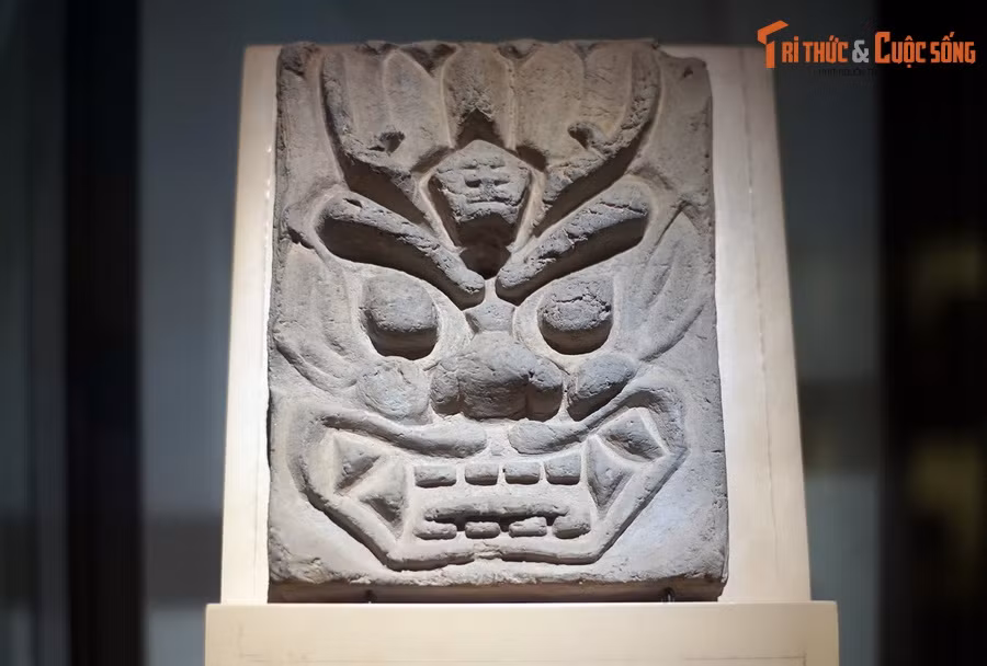 Tại khu di tích khảo cổ học 18 Hoàng Diệu, các nhà khảo cổ đã tìm thấy những dấu tích nền móng của các công trình kiến trúc gỗ, cùng đồ dùng sinh hoạt của thời Đại La, niên đại khoảng thế kỷ 8-9, đầu thế kỷ 10. Ảnh: Ngói chữ nhật trang trí mặt linh thú thời Đại La.