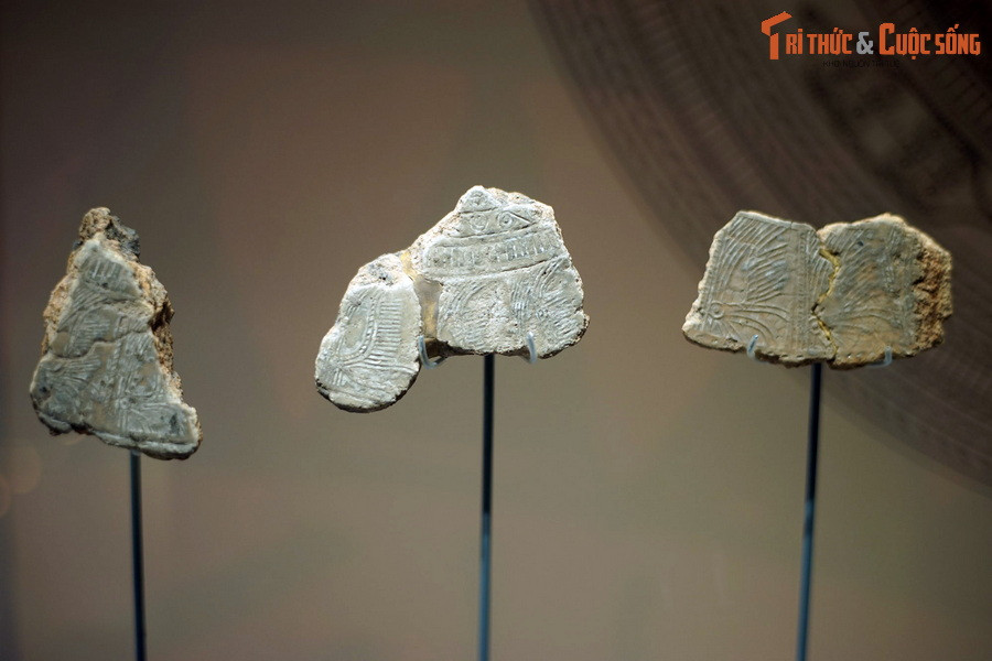 Đặc biệt, năm 2014 và 2015, các nhà khảo cổ thuộc Bảo tàng Lịch sử quốc gia Việt Nam và Đại học Đông Á (Nhật Bản) đã phát hiện gần nghìn mảnh khuôn đúc trống, gồm khuôn ngoài và khuôn trong ở các vị trí mặt, tang, lưng và chân trống.