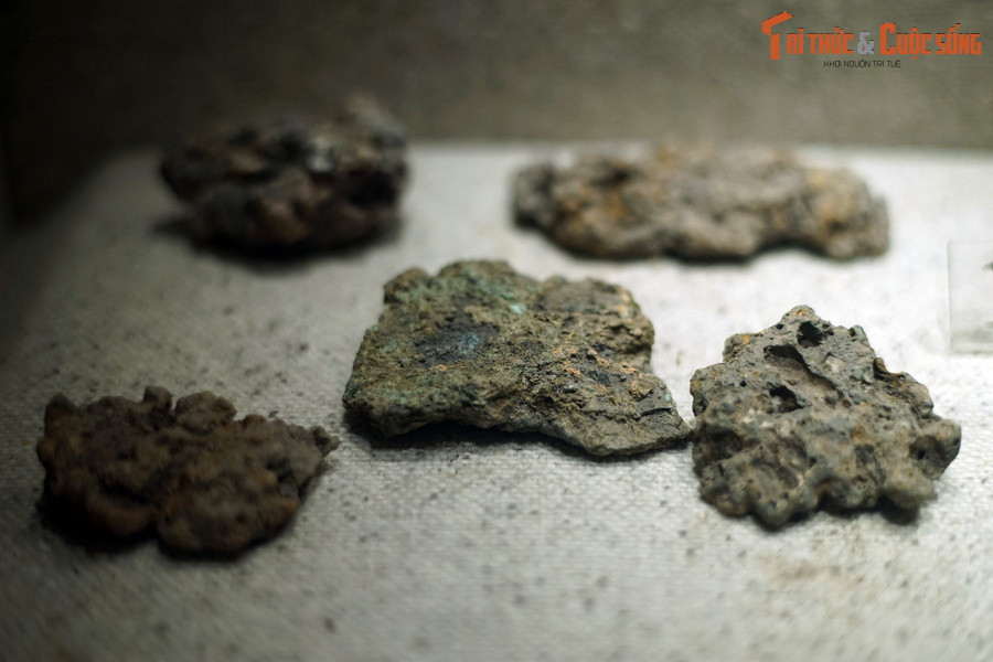 Bên cạnh khuôn đúc, nhiều hiện vật liên quan đến hoạt động đúc đồng như bát đậu, nồi rót đồng, móng nồi cơi, đáy lò, xỉ lò... cũng được tìm thấy ở Luy Lâu.