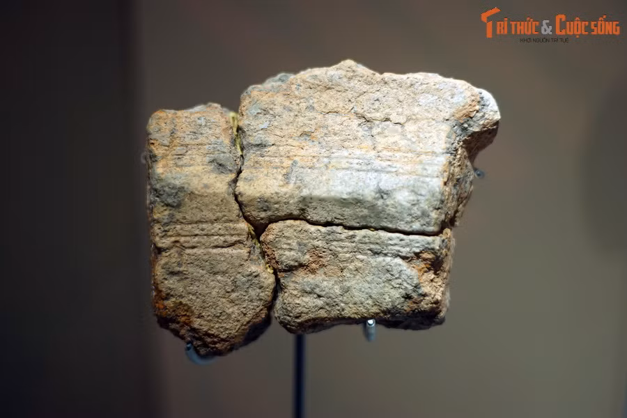 Ngoài Luy Lâu, một số mảnh khuôn đúc trống đồng cũng được phát hiện tại di tích Mon Hong Hor ở Thái Lan vào năm 2010-2011. Dù vậy, di tích Luy Lâu là nơi duy nhất trên thế giới lưu giữ các mảnh khuôn trống đồng với số lượng lớn và được nghiên cứu đầy đủ.