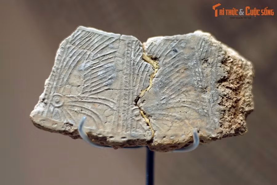 Vào năm 1998, nhà khảo cổ học Nhật Bản Nishimura Masanari đã phát hiện ra một mảnh khuôn đúc trống đồng đầu tiên tại di tích Luy Lâu (Thuận Thành, Bắc Ninh), nơi từng là trụ sở của quận Giao Chỉ thời Bắc thuộc, đồng thời là trung tâm kinh tế, văn hóa, tôn giáo của Việt Nam trong 10 thế kỷ đầu Công nguyên.