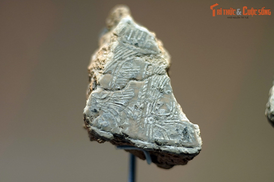 Chất liệu làm khuôn là đất sét trộn trấu, pha thêm một số sạn sỏi nhỏ, được nung ở nhiệt độ lên đến 900 độ C. Hoa văn được tạo bằng cách khắc trực tiếp lên khuôn (nét chìm) hoặc phương pháp in khuôn (nét nổi).