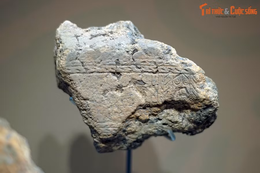 Nhiều dấu vết kỹ thuật được để lại trên khuôn như vị trí mở đầu rót, vết ghép khuôn góc, khuôn quai... Dựa trên địa tầng và hiện vật đi kèm, niên đại của sưu tập khuôn đúc Luy Lâu được xác định trong khoảng thế kỷ 3-6.