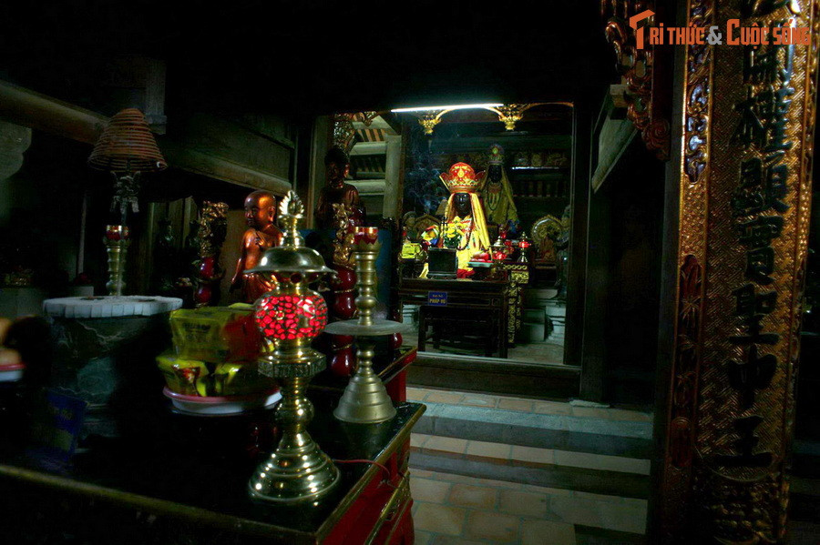 Về tín ngưỡng, chùa Dâu thờ Tứ pháp, gồm Pháp Vân, Pháp Vũ, Pháp Lôi, Pháp Điện. Đây là một hệ thống thờ tự độc đáo mang đặc trưng của dòng thiền xứ Kinh Bắc cổ xưa.