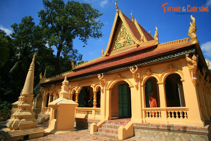 Chùa tọa lạc trong khuôn viên rộng 4 ha, có khu chính điện được xây trên nền cao 2 mét, được xây dựng theo lối kiến trúc điển hình của Phật giáo Khmer Nam Bộ.