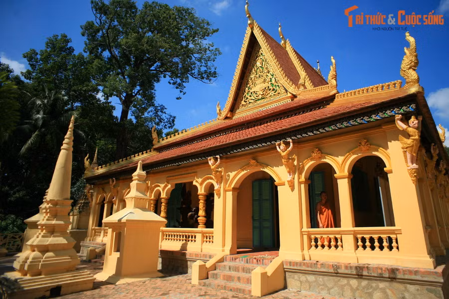 Chùa tọa lạc trong khuôn viên rộng 4 ha, có khu chính điện được xây trên nền cao 2 mét, được xây dựng theo lối kiến trúc điển hình của Phật giáo Khmer Nam Bộ.