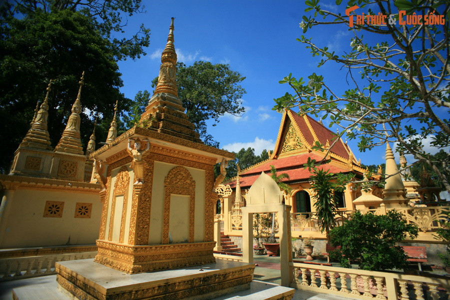 3. Nằm bên Ao Bà Om, thắng cảnh nổi tiếng của thành phố Trà Vinh, tỉnh Trà Vinh, chùa Âng có lịch sử hình thành từ năm 990, là ngôi chùa cổ xưa bậc nhất Nam Bộ.